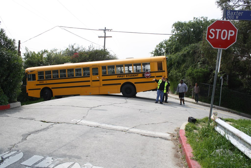 Un autobús se quedó atascado intentando tomar un cambio de rasante en Baxter Street